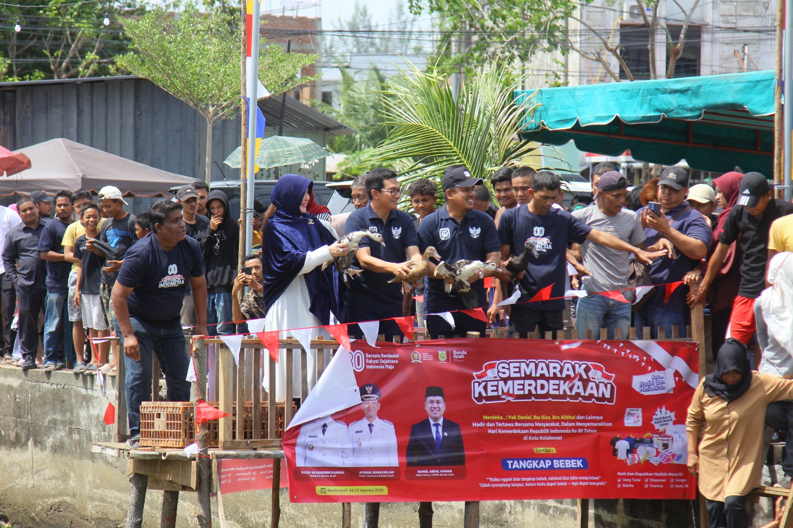 Serunya Lomba Tangkap Bebek Dan Pukul Bantal di Krueng Lampaseh