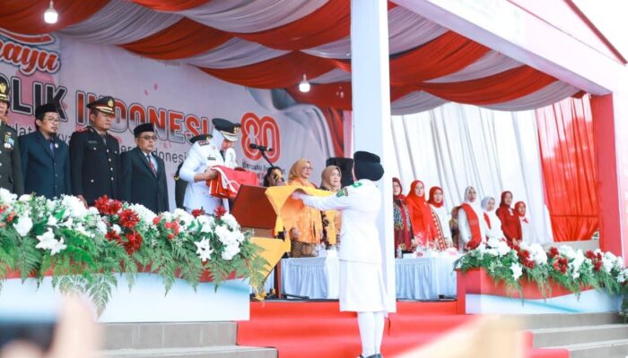 Wabup Madina Pimpin Upacara Penurunan Bendera HUT RI
