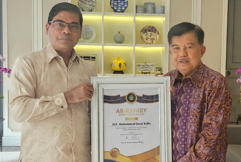 Jusuf Kalla Terima Ar Raniry Award Dari UIN