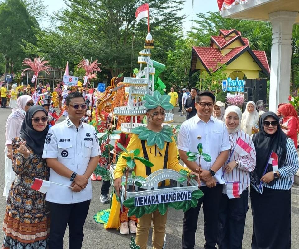SD 2 Muhammadiyah Langsa Meriahkan Pawai Alegoris HUT RI