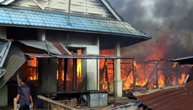 100 Lods, 40 Kios Pajak Baru Serbelawan Ludes Terbakar, Bupati Janji Segera Bangun Kembali