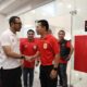 Exco PSSI, Arya Sinulingga bersalaman dengan General Manager PLN UID Sumatera Utara, Ahmad Syauki pasca closing ceremony Piala Kemerdekaan (18/8). PSSI memberikan apresiasi kepada PLN atas dukungan kelistrikan yang Andal.