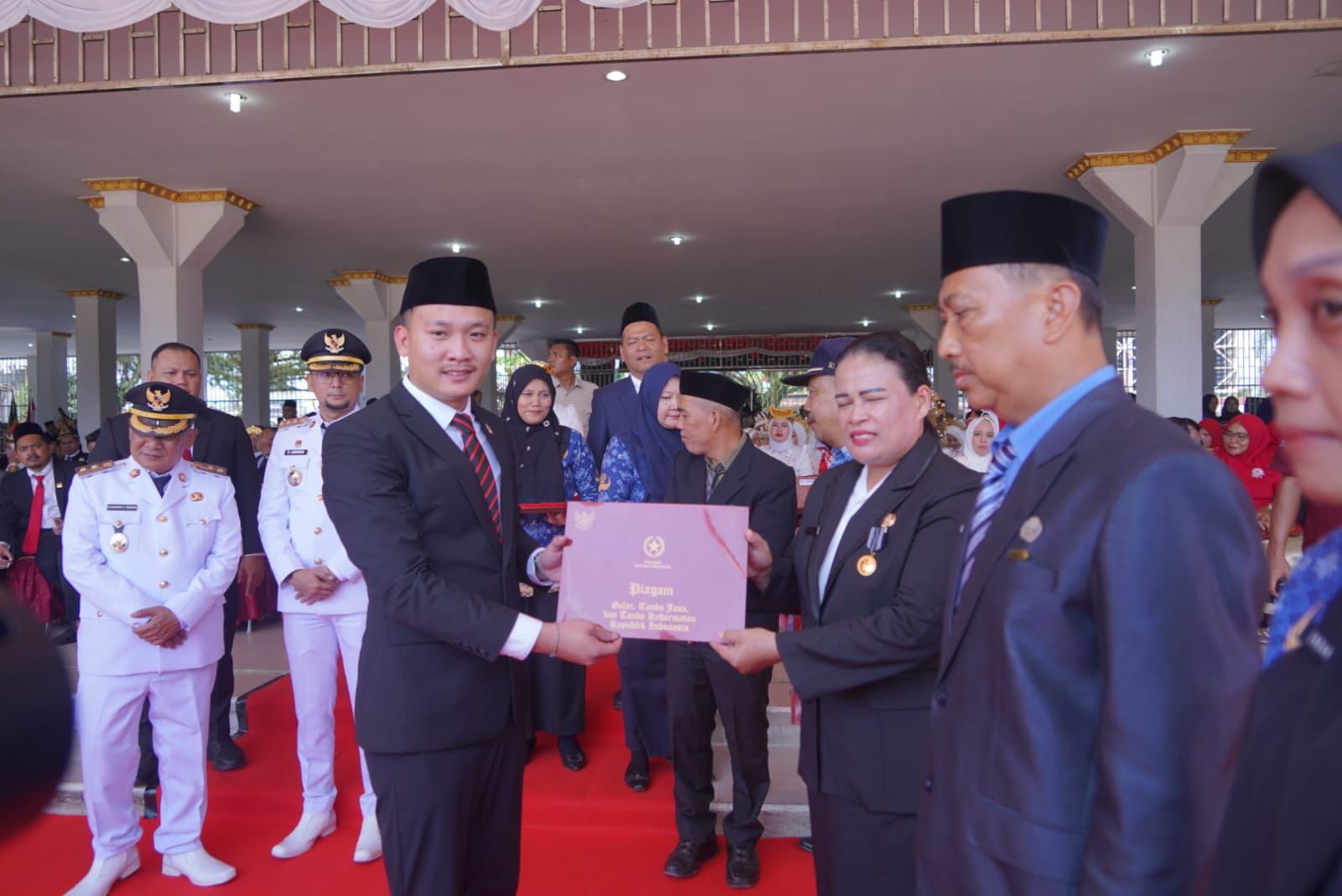 Terima Satya Lencana 30 Tahun, Pegawai RSUD Kotapinang Ini Terharu