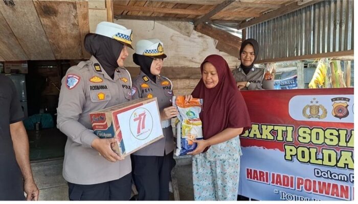 Peringati HUT Ke-77, Polwan Polda Aceh Salurkan Sembako Untuk Warga