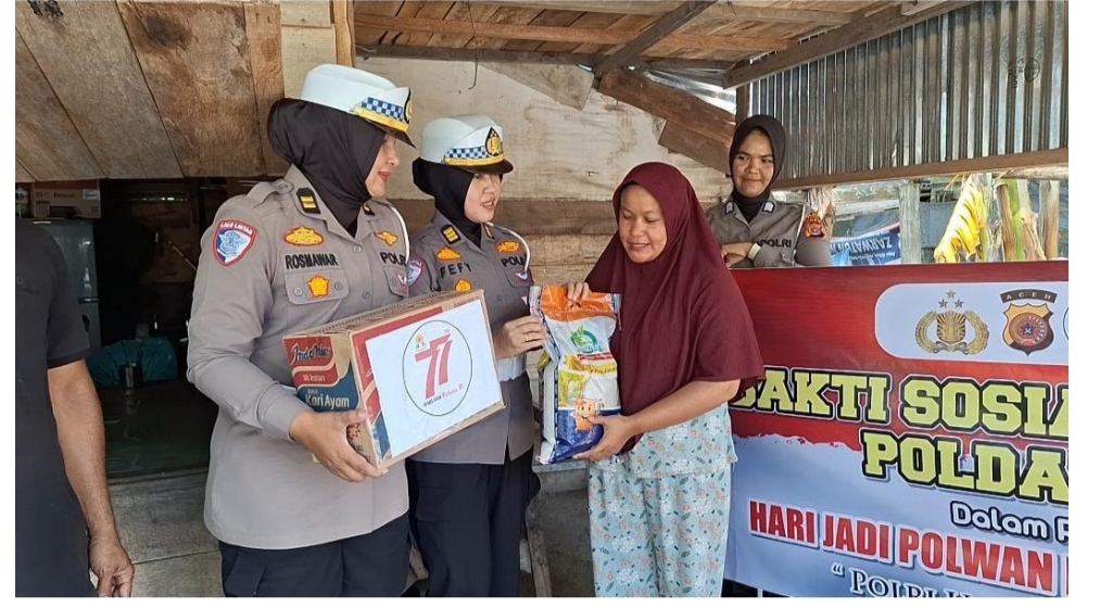 Peringati HUT Ke-77, Polwan Polda Aceh Salurkan Sembako Untuk Warga