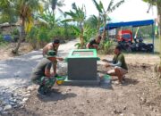 Anggota Satgas Rampungkan Cat Tugu Prasasti TMMD