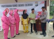 Keluarga Kurang Mampu Terima Kunci Program Bedah Rumah Dari Polres Palas