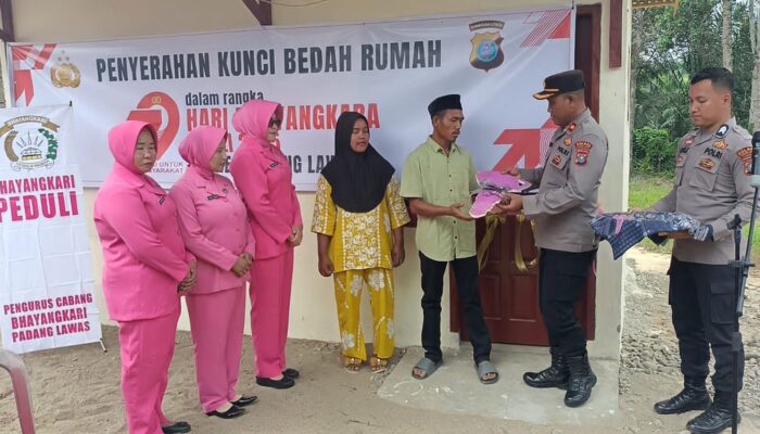 Keluarga Kurang Mampu Terima Kunci Program Bedah Rumah Dari Polres Palas