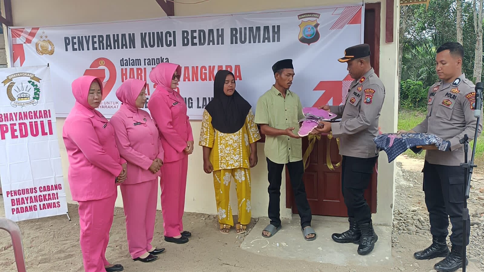 Keluarga Kurang Mampu Terima Kunci Program Bedah Rumah Dari Polres Palas