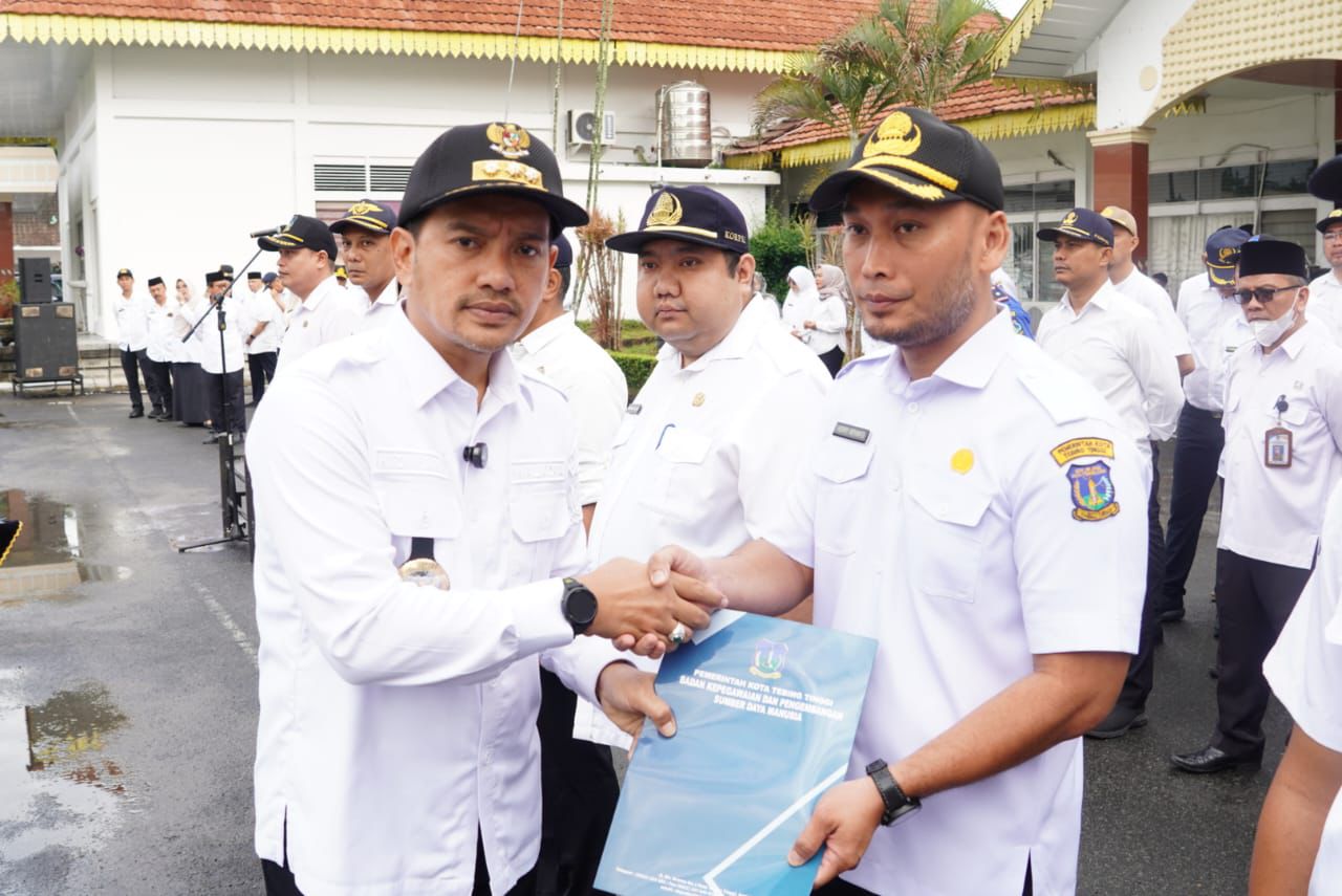 Wali Kota Tebingtinggi Serahkan 9 SK Plt Kadis