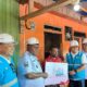 Gubernur Papua Barat Daya, Elisa Kambu (kedua dari kiri) berfoto bersama salah satu penerima manfaat program Light Up The Dream (LUTD), Simon Sineri (tengah), Kepala Dinas ESDM Provinsi Papua Barat Daya, Suroso (kanan), General Manager PLN UIW Papua dan Papua Barat, Diksi Erfani Umar (kedua dari kanan), dan Manager PLN UP3 Sorong, Doni Hernandi (kiri) pascapenyalaan simbolis listrik Program LUTD di Sorong, Papua Barat Daya pada Rabu (20/8).
