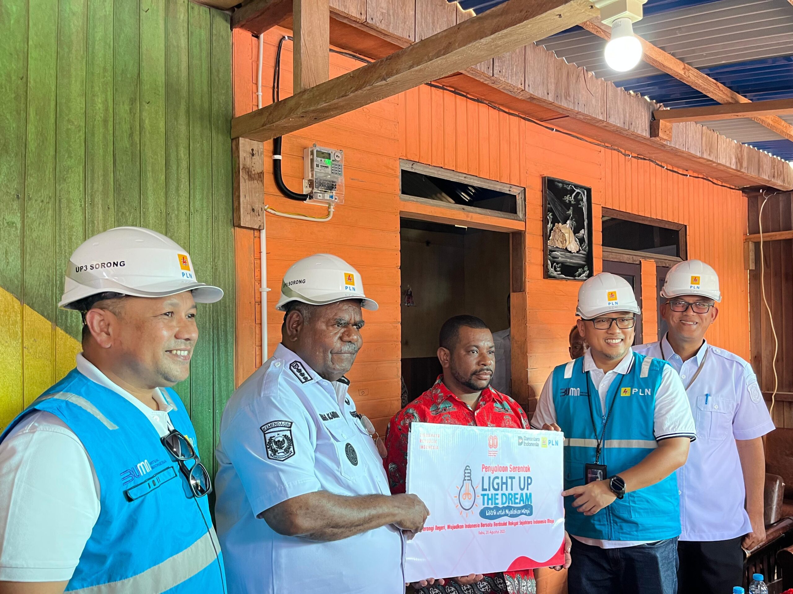 Kado HUT RI, PLN Salurkan Bantuan Pasang Listrik Gratis 2.821 Keluarga Prasejahtera