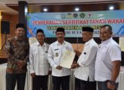Wabup Syukri Serahkan Sertifikat Tanah Wakaf Periode II Tahun 2025