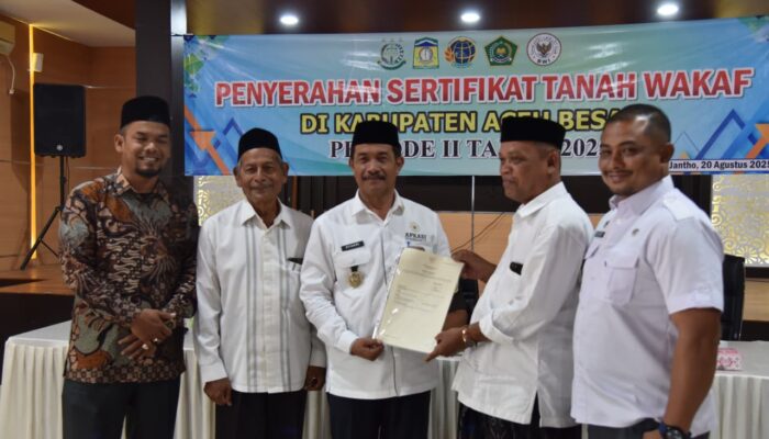 Wabup Syukri Serahkan Sertifikat Tanah Wakaf Periode II Tahun 2025
