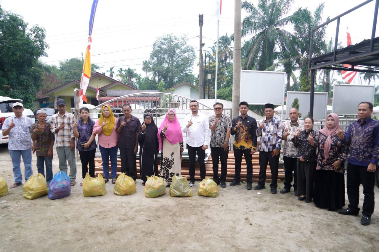 Bupati Fery Simatupang Serahkan Bantuan Korban Puting Beliung Di Sungaikanan