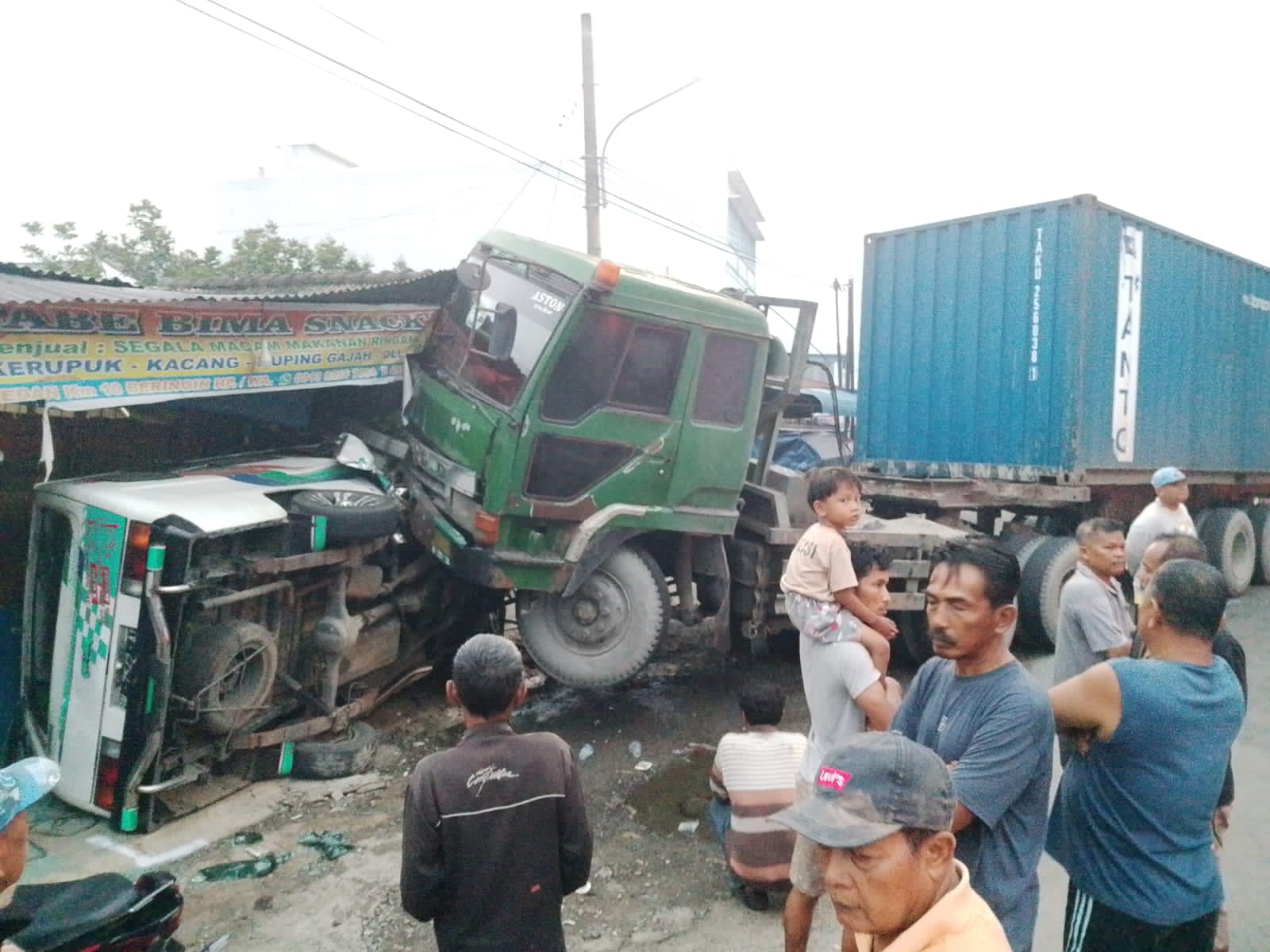 Truk Interculer Dan Minibus Terlibat Laka Beruntun Di Jalan Medan-P.Siantar, 7 Luka-luka