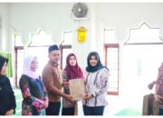 Atika Nasution Bagikan 600 Mukena