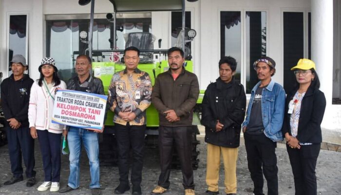 Pemkab Humbahas Bantu Dua Traktor Untuk Poktan