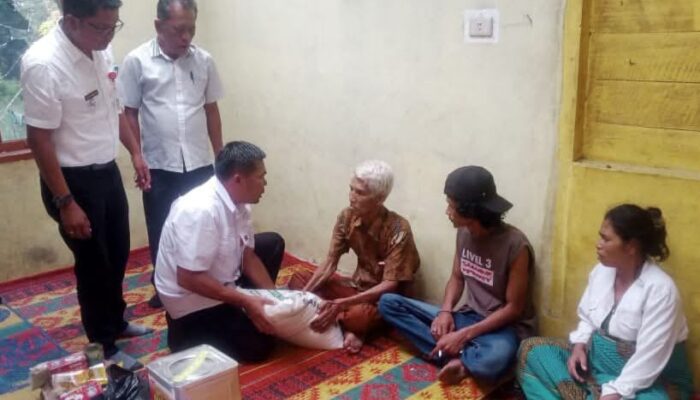 Warga Baktiraja Tertimpa Pohon, Pemkab Humbahas Hadir Membantu