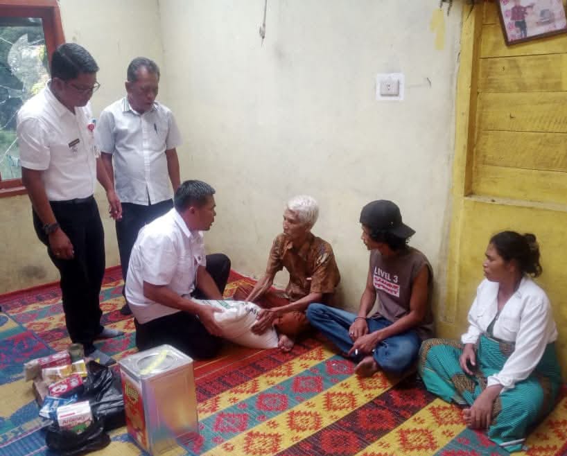 Warga Baktiraja Tertimpa Pohon, Pemkab Humbahas Hadir Membantu