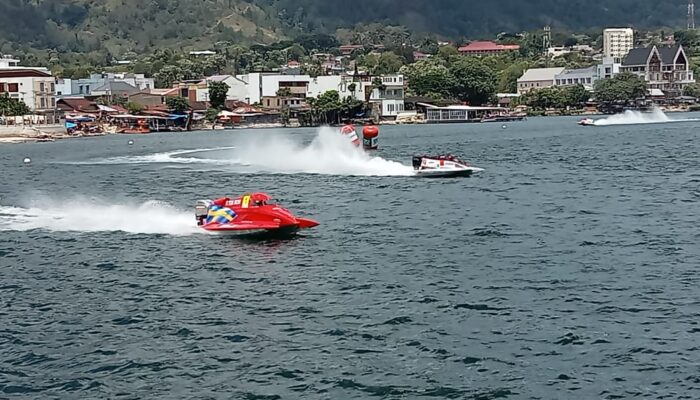 24 Pembalap F1Powerboat Betarung Di Danau Toba Balige