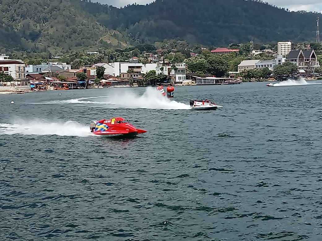 24 Pembalap F1Powerboat Betarung Di Danau Toba Balige