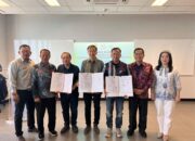 Kepala Dinas Kesehatan Pemkab Sergai, dr. Yohnly B Dachban, Direktur PT PT MMP, Drs. Sutristo, dan Kepala BDSRC BINUS University, Prof. Dr. Bens Pardamean foto bersama usai menandatangani Dokumen Adendum PKS Penanganan Balita Stunting di Kabupaten Sergai didampingi oleh Direktur Binus University Medan, Try Juaniarty, Anggota Komisi A DPRD Sumut, Budi SE, dan staf ahli Pemkab Sergai, Zulfikar, Jumat (22/8/2025) di Medan.