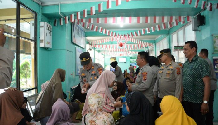 Jumat Berkah, Satbinmas Polres Langsa Berbagi Kue Ke Pasien RSUD