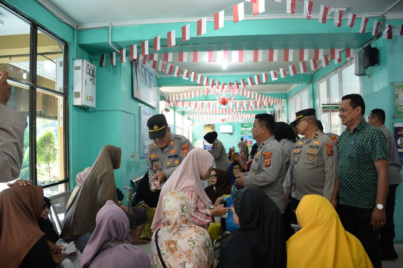 Jumat Berkah, Satbinmas Polres Langsa Berbagi Kue Ke Pasien RSUD