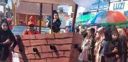 Perankan Laksamana Keumalahayati, SMPN 3 Bireuen Raih Juara II Pawai Budaya HUT Ke-80 RI