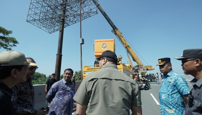 Tegas! Bupati Deliserdang Saksikan Bongkar Billboard Ilegal Di Jalan Arteri Kualanamu