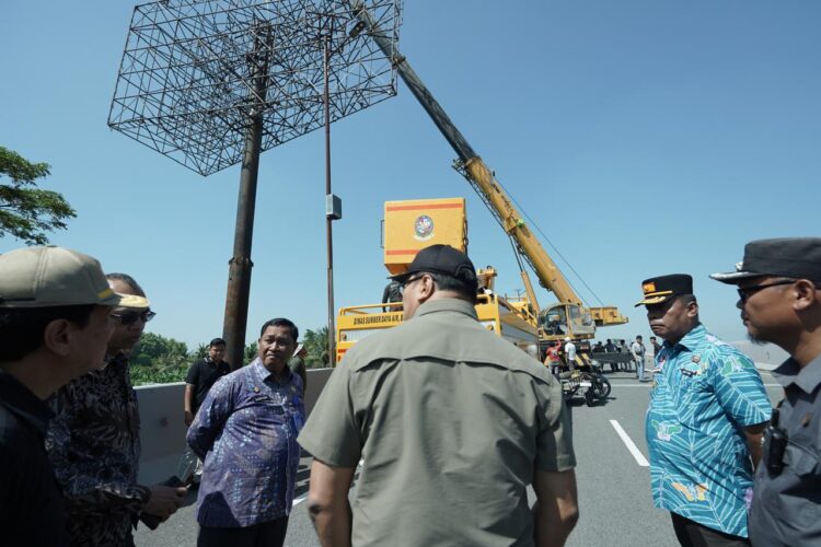 Tegas! Bupati Deliserdang Saksikan Bongkar Billboard Ilegal Di Jalan Arteri Kualanamu