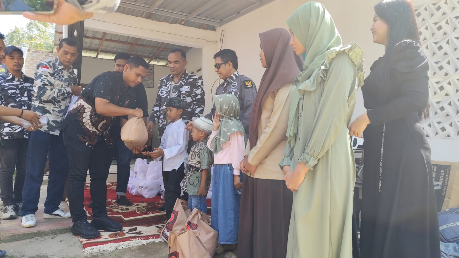 Bapera Batubara Bagi Bingkisan Ke Anak Yatim