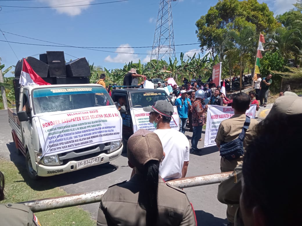Ratusan Tenaga Honorer Demo Kantor Bupati Nisel