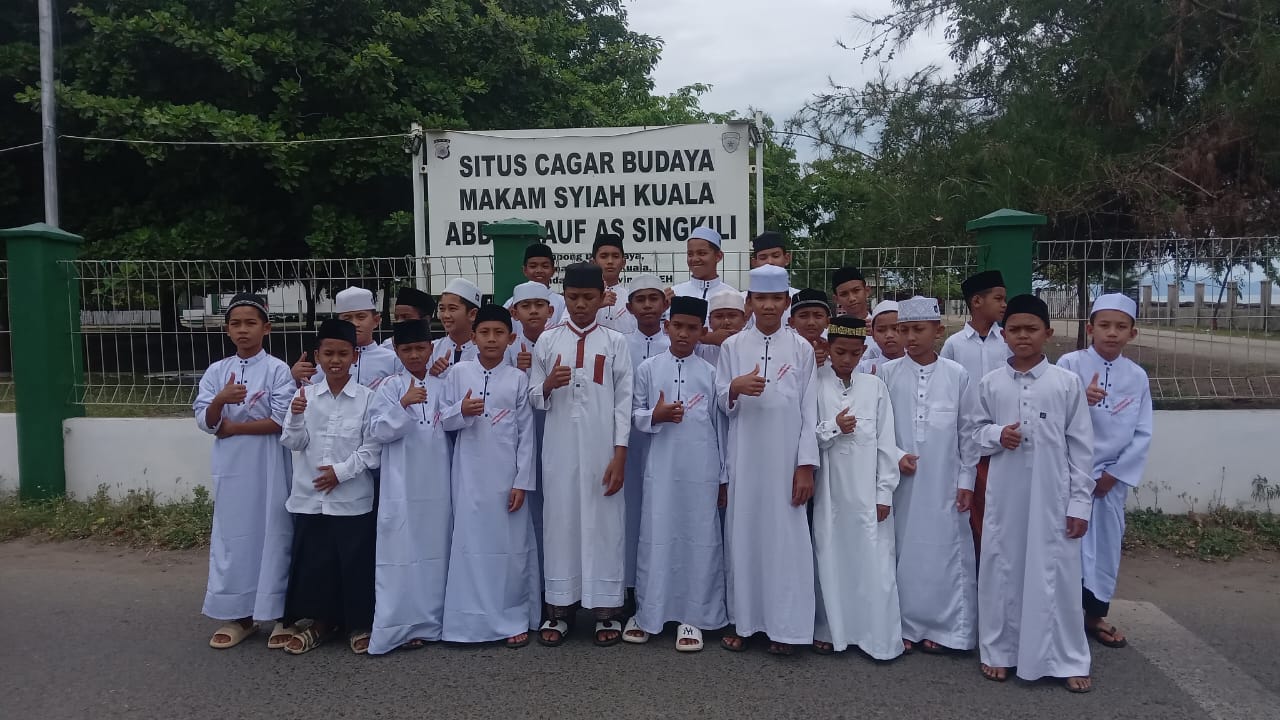 Santri Dayah Wakaf Barbate Gelar Wisata Religi