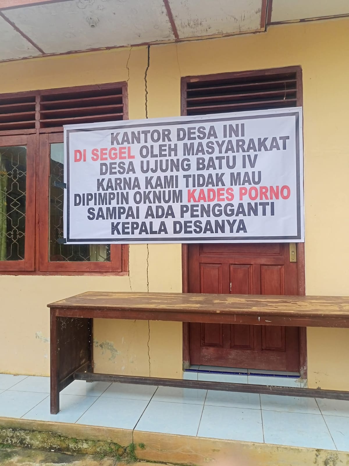 Kantor Desa Ujung Batu IV Dipalak Warga, Diduga Buntut Beredarnya VCS Oknum Kades