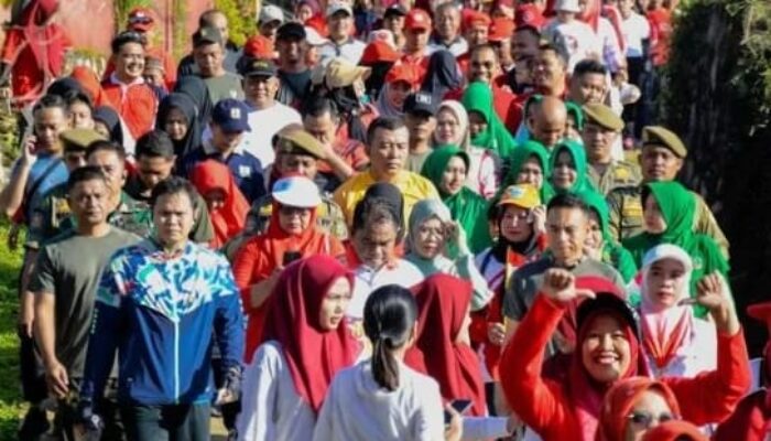 Wiwik, Adlin Jalan Santai Bersama Ratusan Warga Dolok Masihul