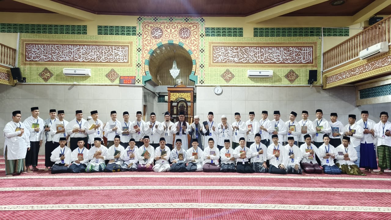 Siswa SMA Plus Al Azhar Malam Ibadah Di Masjid Rahmah Langsa