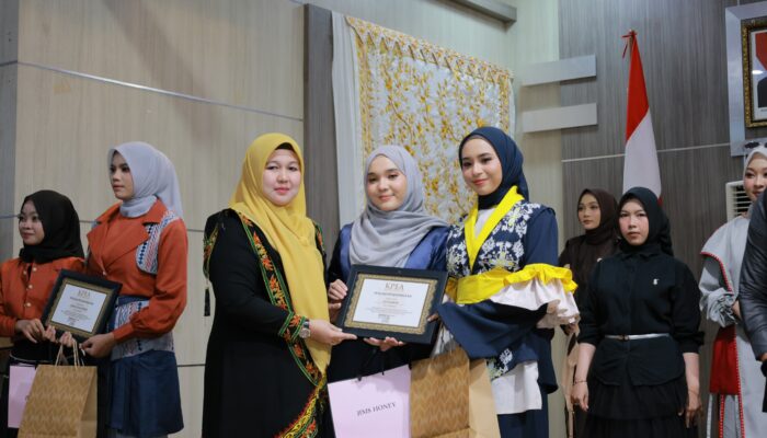Ketua Dekranasda Aceh Besar Hadiri Peluncuran KPEA Dan Lomba Fashion Desain