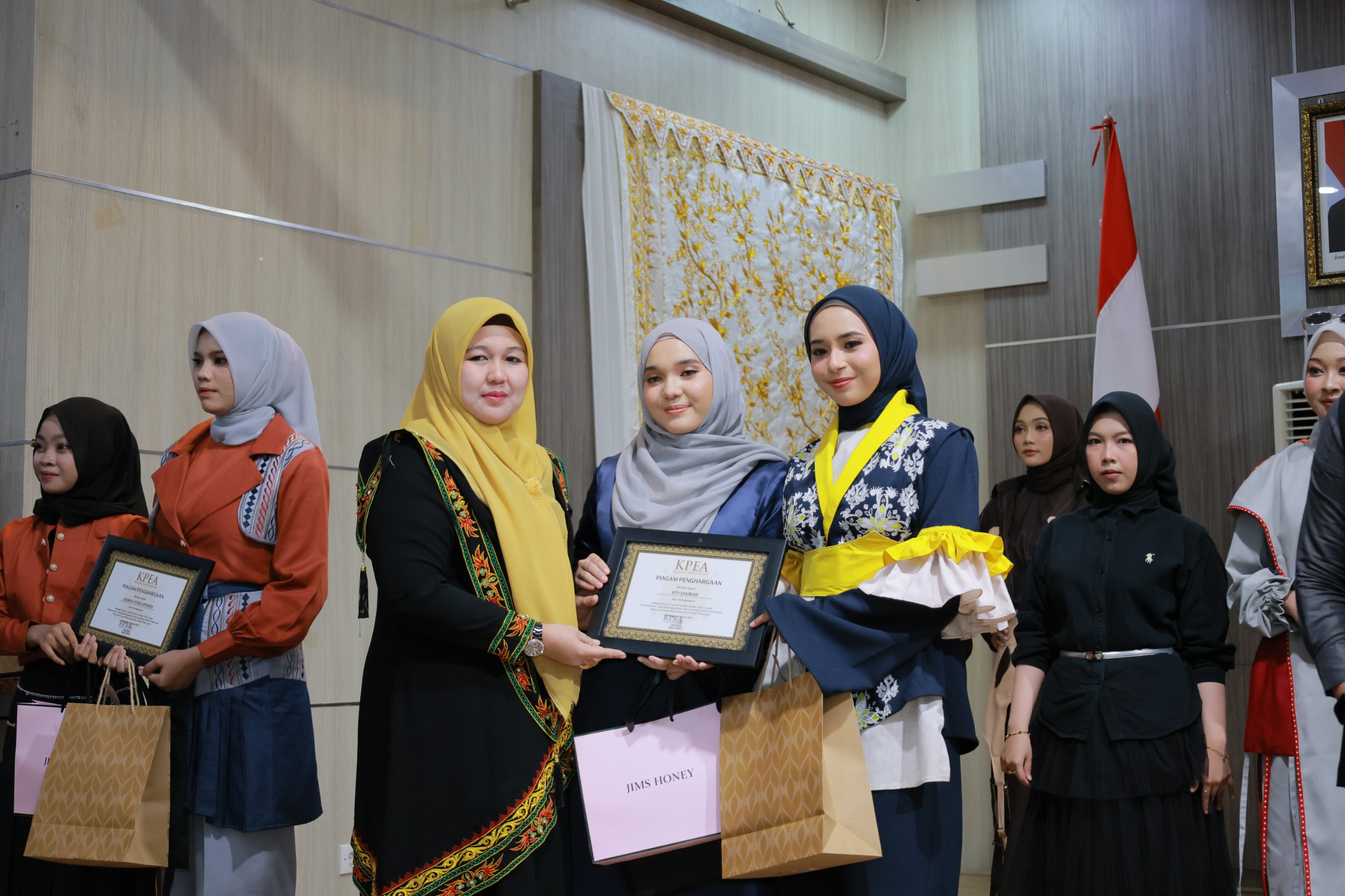 Ketua Dekranasda Aceh Besar Hadiri Peluncuran KPEA Dan Lomba Fashion Desain