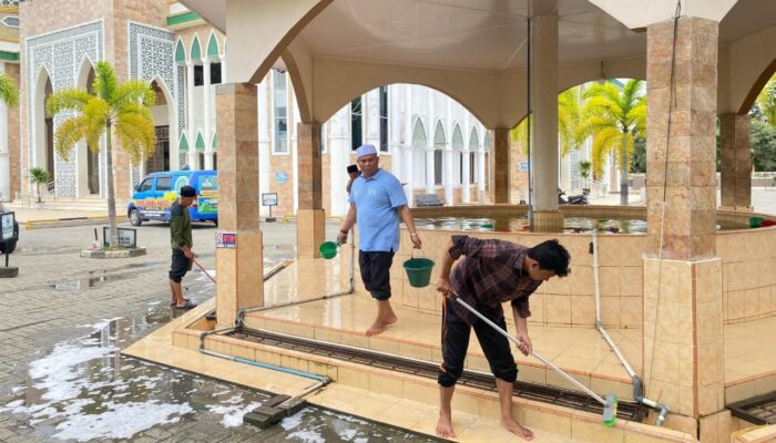 Rayakan Milad Ke-48, BKPRMI Aceh Timur Giatkan Bersih Masjid