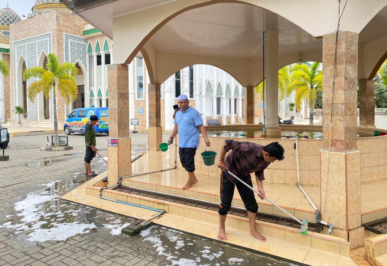 Rayakan Milad Ke-48, BKPRMI Aceh Timur Giatkan Bersih Masjid