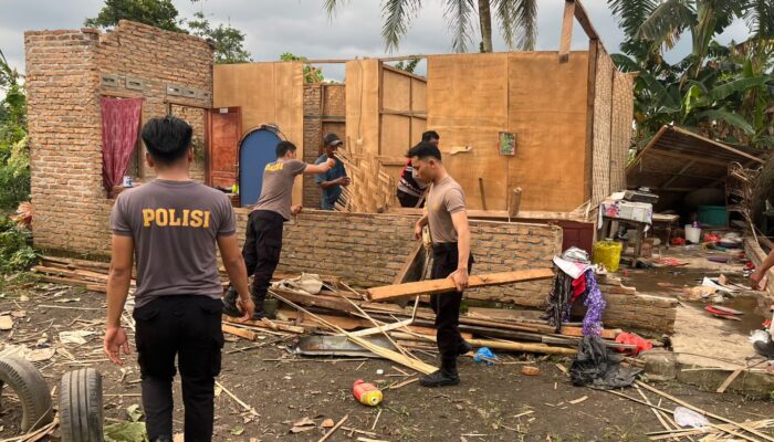 Sat Samapta Polres Simalungun Gercep Bantu Korban Angin Puting Beliung
