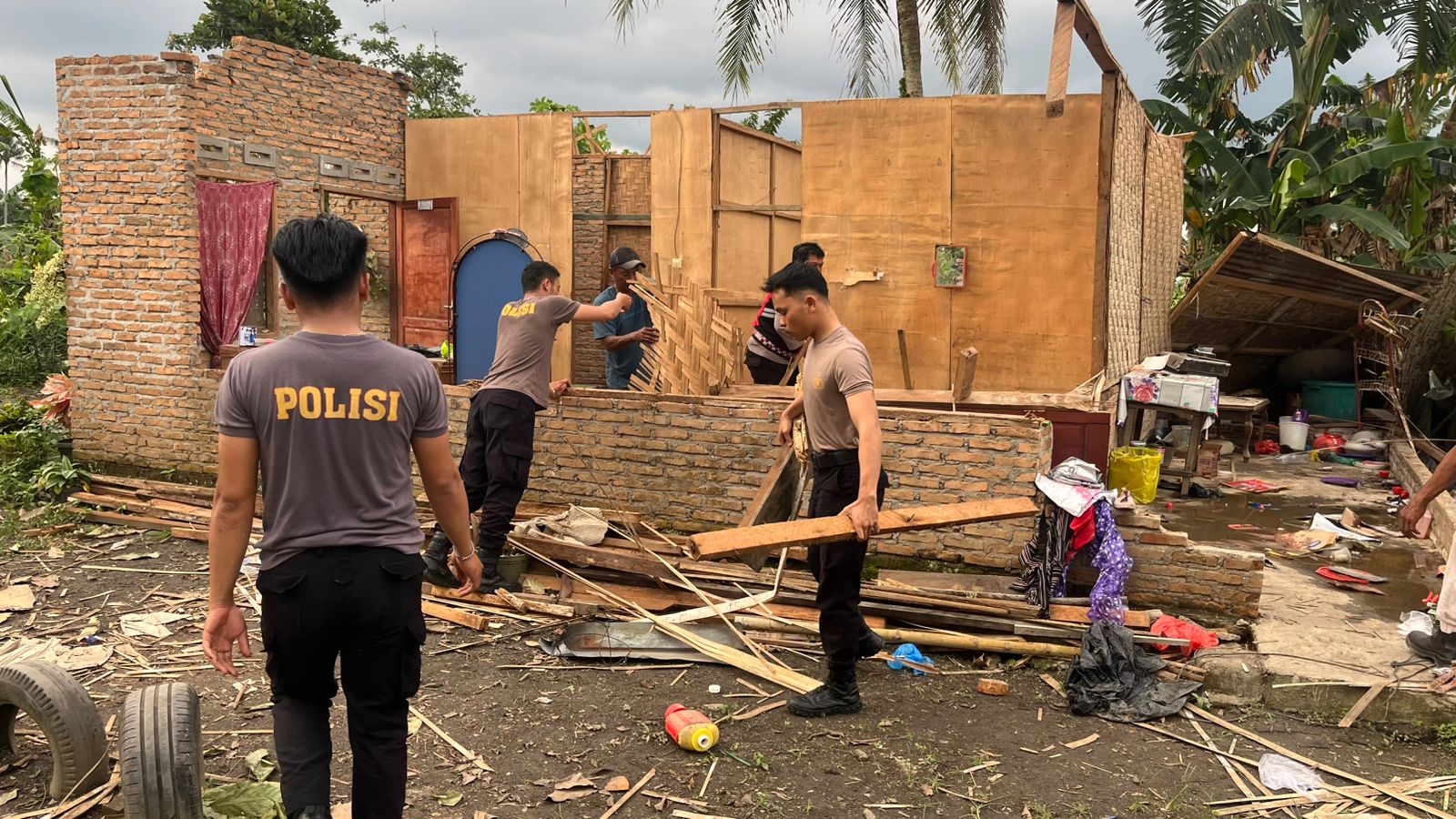 Sat Samapta Polres Simalungun Gercep Bantu Korban Angin Puting Beliung