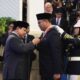 Wakil Menteri Pertanian (Wamentan), Sudaryono resmi menerima tanda kehormatan Bintang Mahaputra Pratama langsung dari Presiden Republik Indonesia, Prabowo Subianto, dalam sebuah upacara kenegaraan di Istana Negara, Jakarta, Senin (25/8).