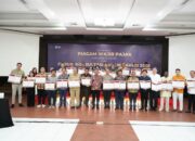 Para peserta Launching Piagam Pajak 2025 berfoto bersama Ka.Kanwil DJP Sumut I Arridel Mindra usai menerima Piagam Pajak 25 Agustus 2025.
