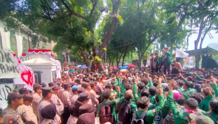 Demo Rusuh Protes Tunjangan DPR