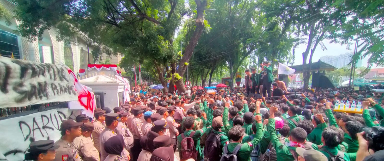 Demo Rusuh Protes Tunjangan DPR