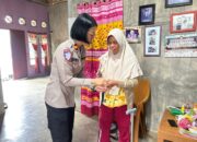 Polwan Polres Simalungun Jenguk ASN Yang Sakit Menahun