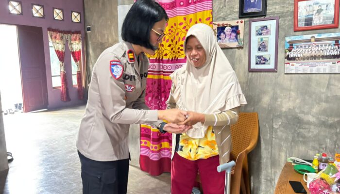 Polwan Polres Simalungun Jenguk ASN Yang Sakit Menahun